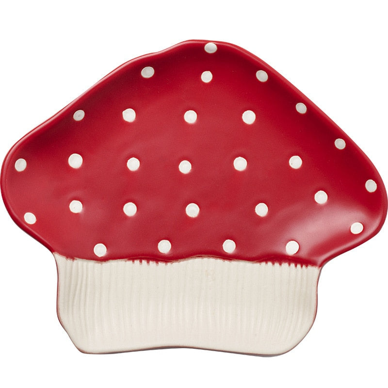 Vaisselle en céramique aux champignons rouges